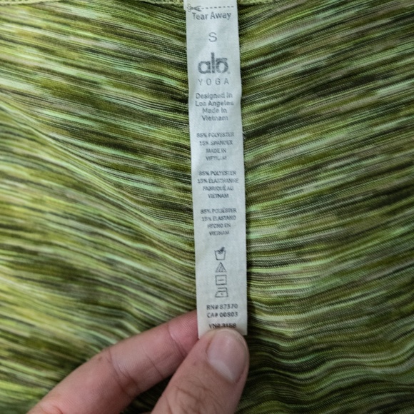 Alo Yoga Mid-Rise Airbrush Cropped Green Spacedye Capri Leggings - Picture 3 of 8